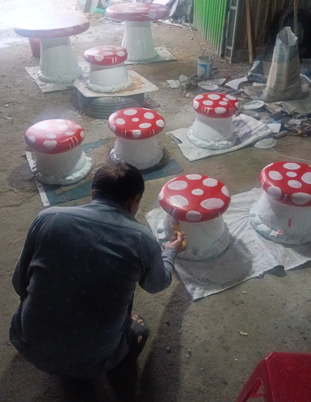 Nhiều bộ bàn ghế nấm xi măng đang được sơn hoàn thiện tại xưởng Bình An Đà Nẵng