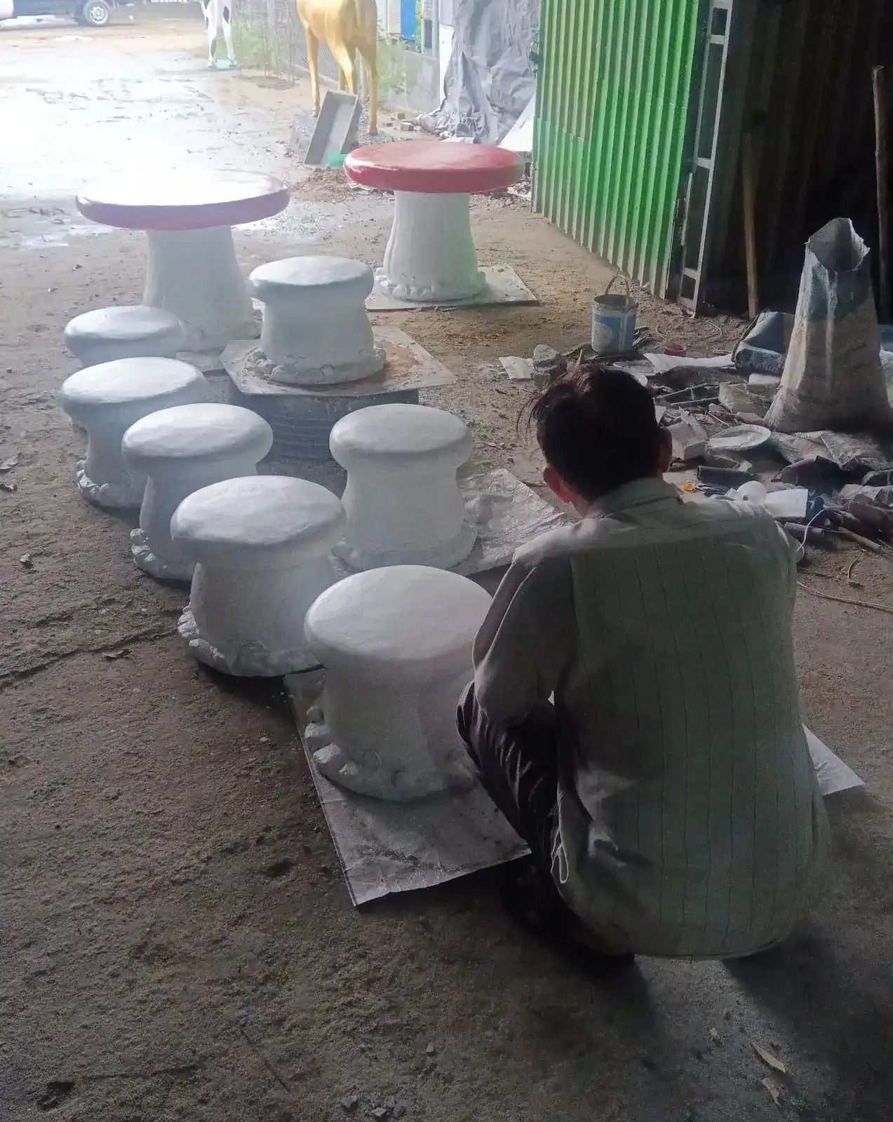 Nhiều ghế nấm xi măng đang được đắp thô tại xưởng sản xuất Bình An trước khi sơn hoàn thiện
