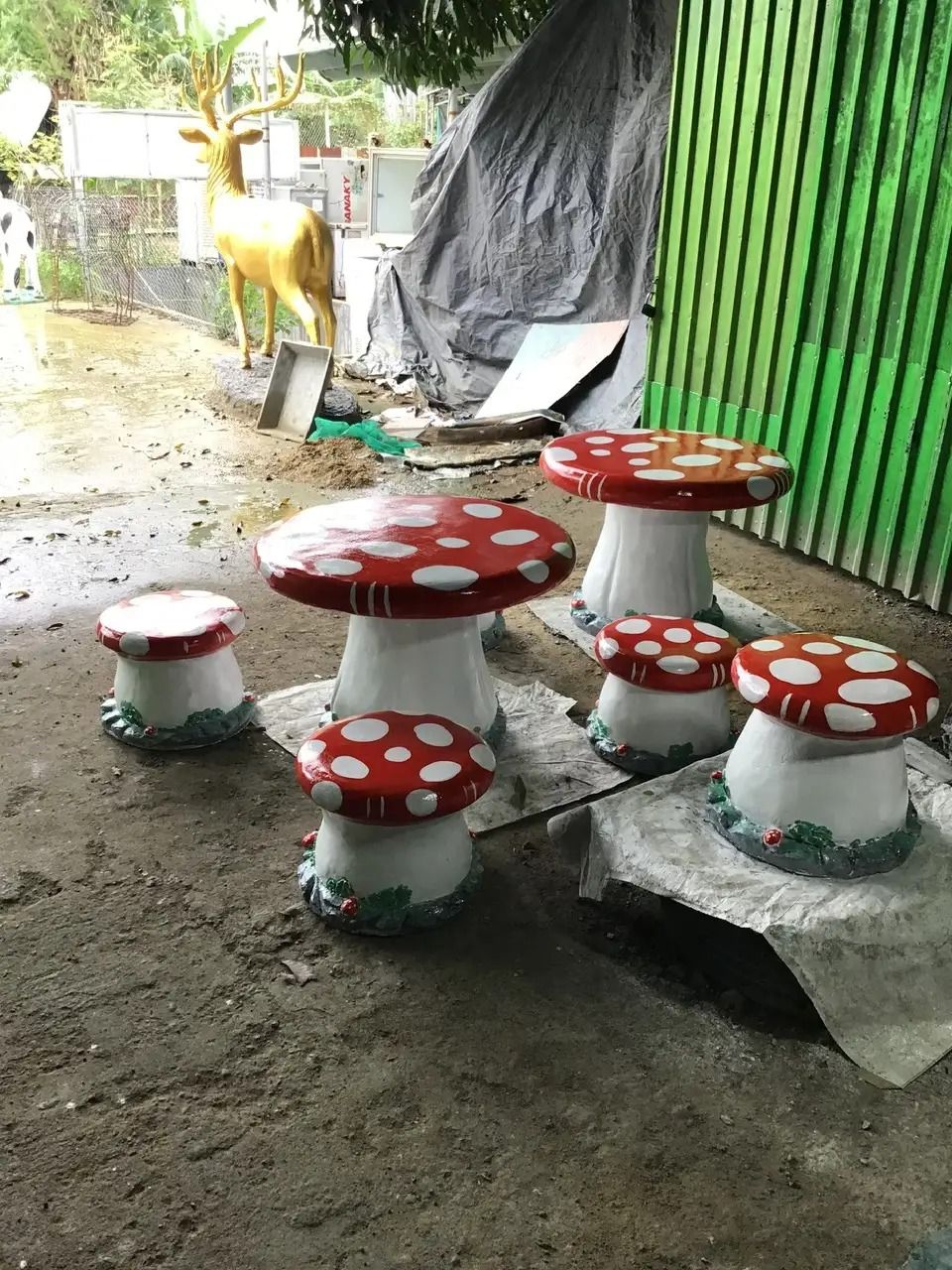 Thợ Bình An sơn hoàn thiện mũ nấm đỏ chấm trắng cho bộ bàn ghế xi măng chuẩn bị giao Gia Lai