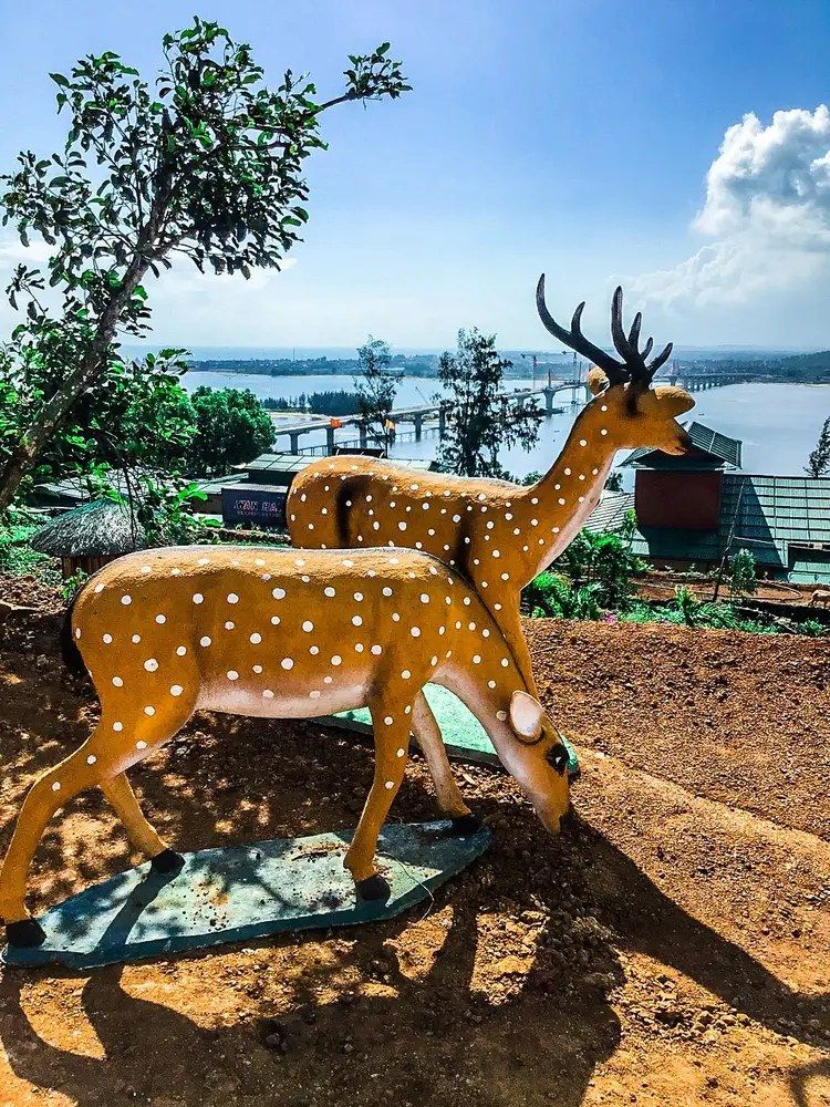 Tượng hươu xi măng hoàn thiện đặt tại điểm view sông, cảnh quan du lịch Gia Lai