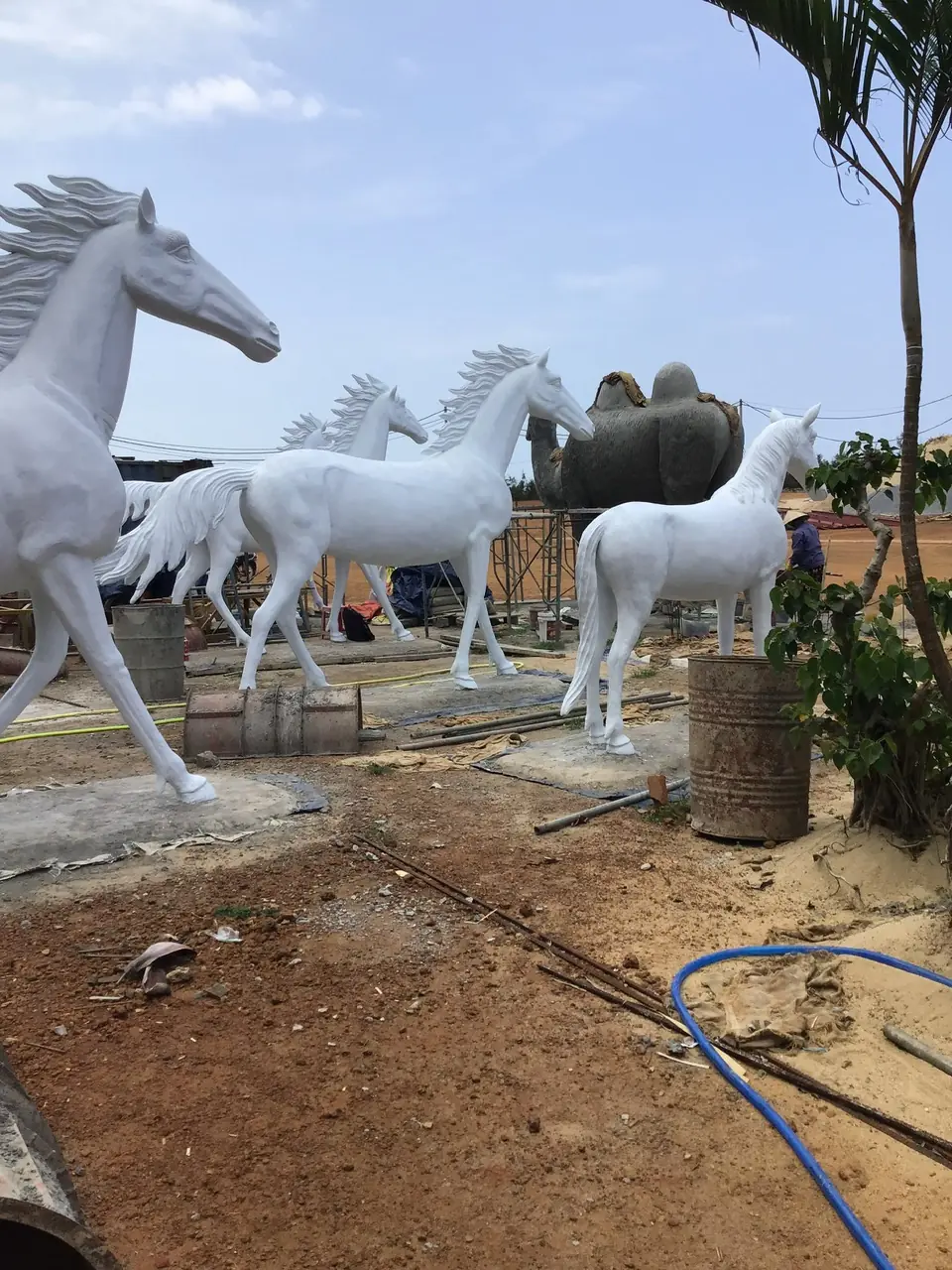 Đàn tượng ngựa xi măng tại xưởng Bình An, minh họa quy mô công trình ảnh hưởng đến báo giá