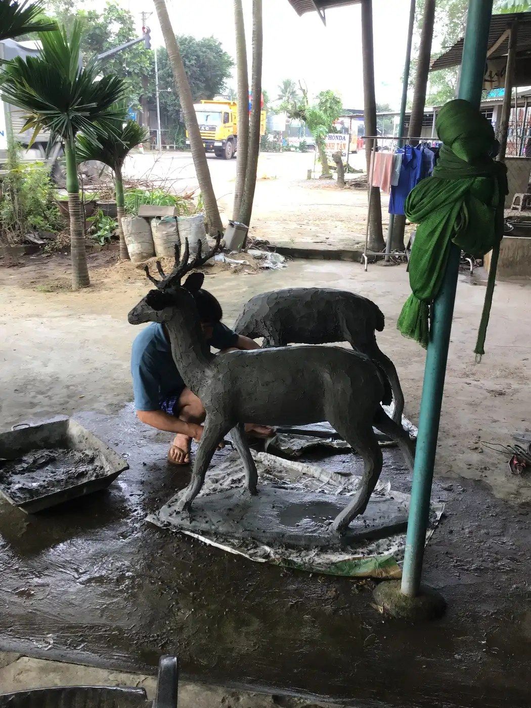 Nghệ nhân đắp cốt xi măng cho tượng thú tại xưởng sản xuất Đà Nẵng