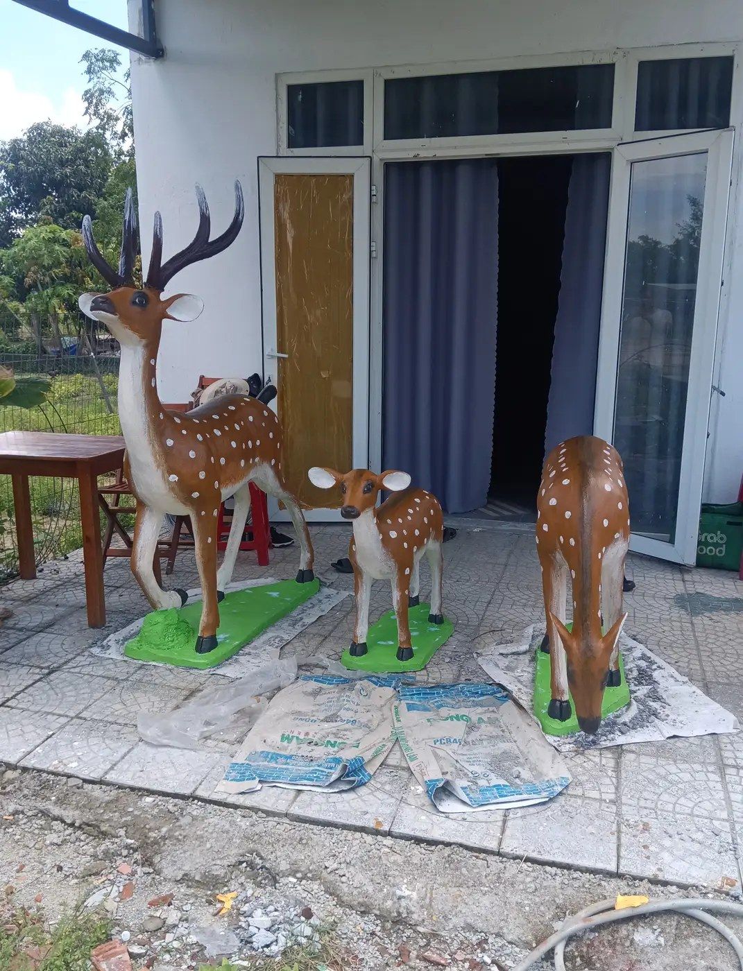 Cụm tượng gia đình hươu xi măng thành phẩm sẵn sàng giao cho khách hàng