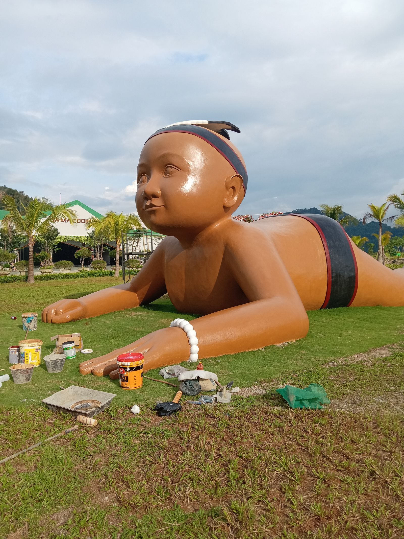 Tượng em bé xi măng cỡ đại sau khi hoàn thiện sơn màu, đặt tại khu du lịch Đà Nẵng