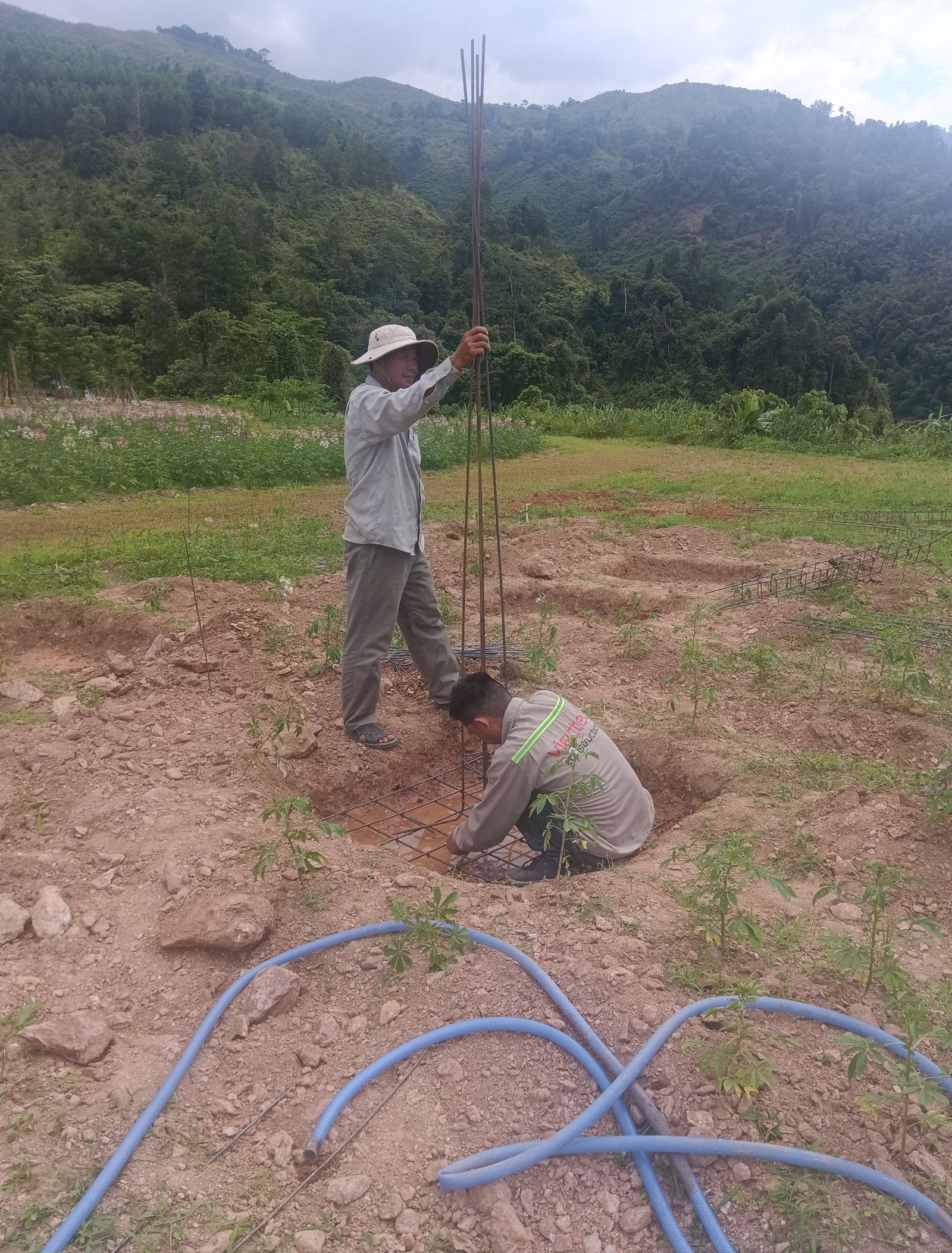 Thợ Bình An lắp đặt cốt thép vào hố móng trước khi dựng khung tượng xi măng tại Đà Nẵng