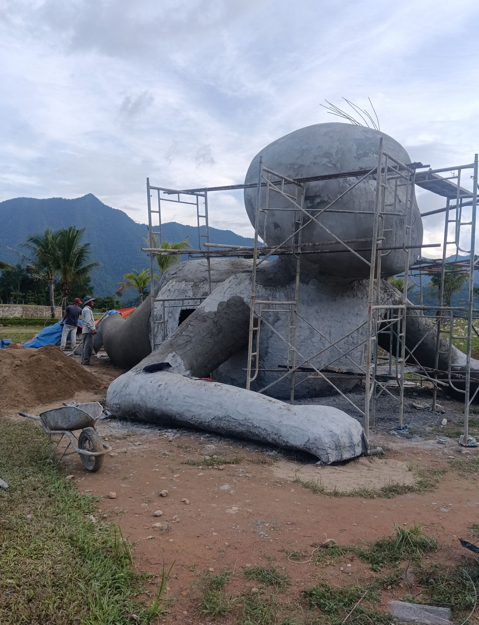 Nghệ nhân Bình An tạo hình chi tiết khuôn mặt tượng xi măng cỡ đại trên giàn giáo tại công trình