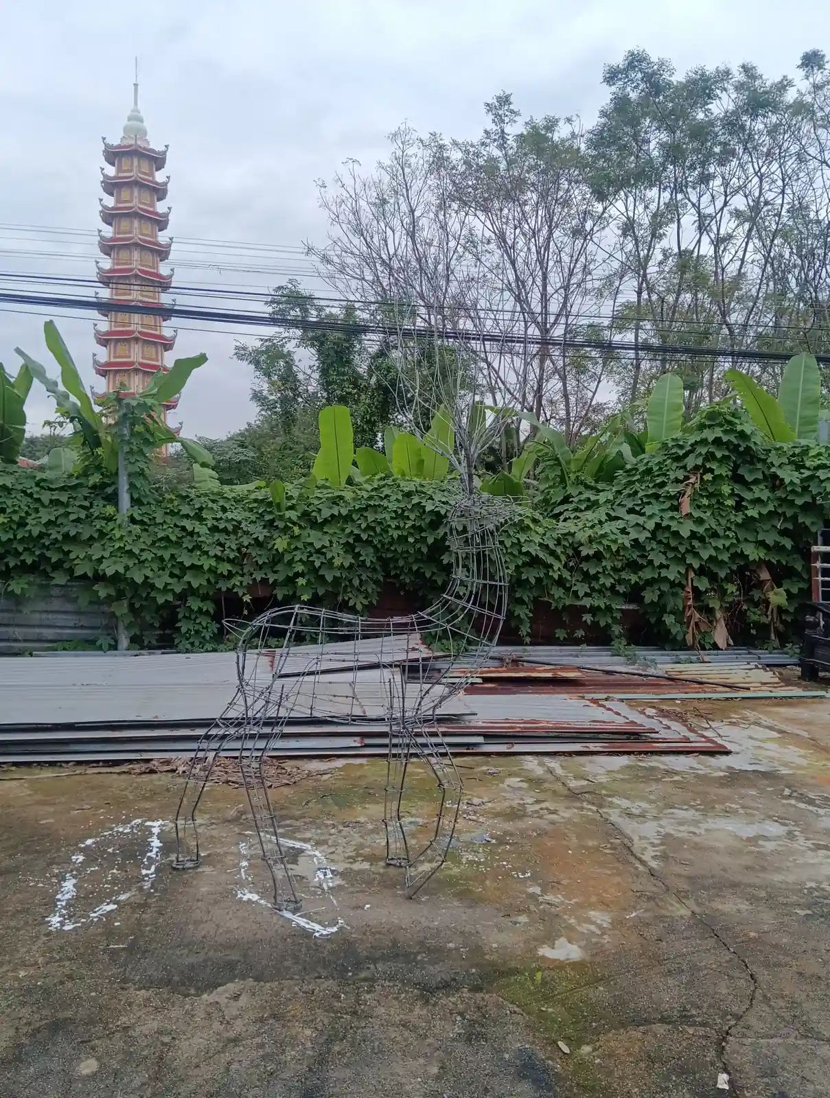 Khung đèn led hươu nai trang trí sân vườn ngoài trời gần khuôn viên do xưởng Bình An lắp đặt