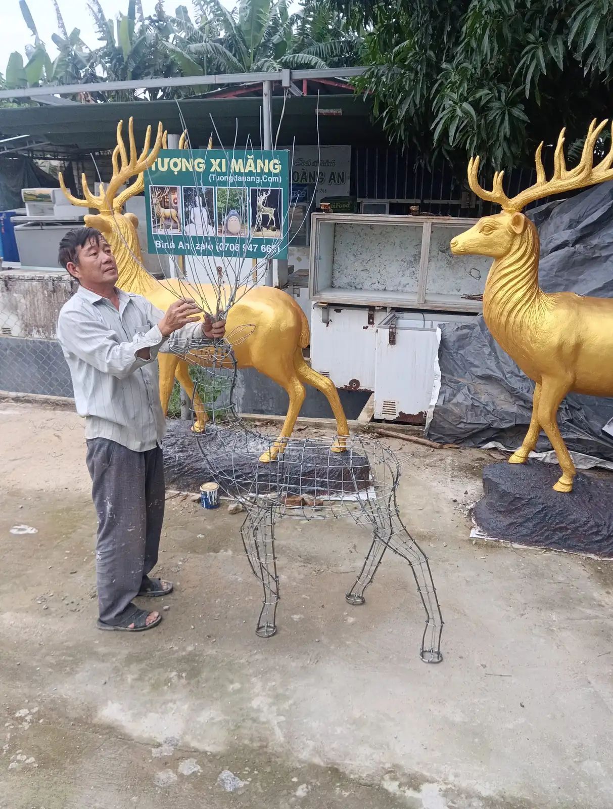 Khung sắt đèn led hình hươu nai chưa lắp đèn tại xưởng điêu khắc Bình An trước khi hoàn thiện