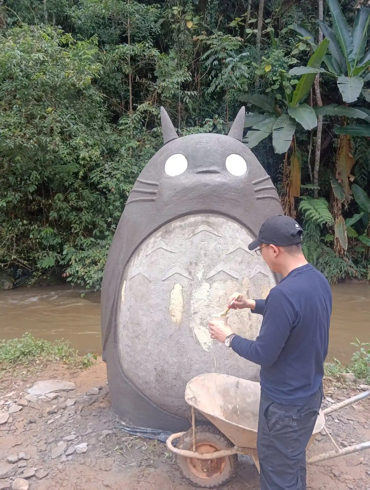 do ben tuong totoro bang xi mang ngoai troi