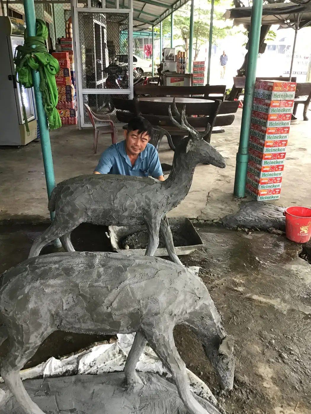 Cụm tượng thú xi măng đã lắp đặt hoàn thiện tại công trình thực tế, có nhân viên kiểm tra