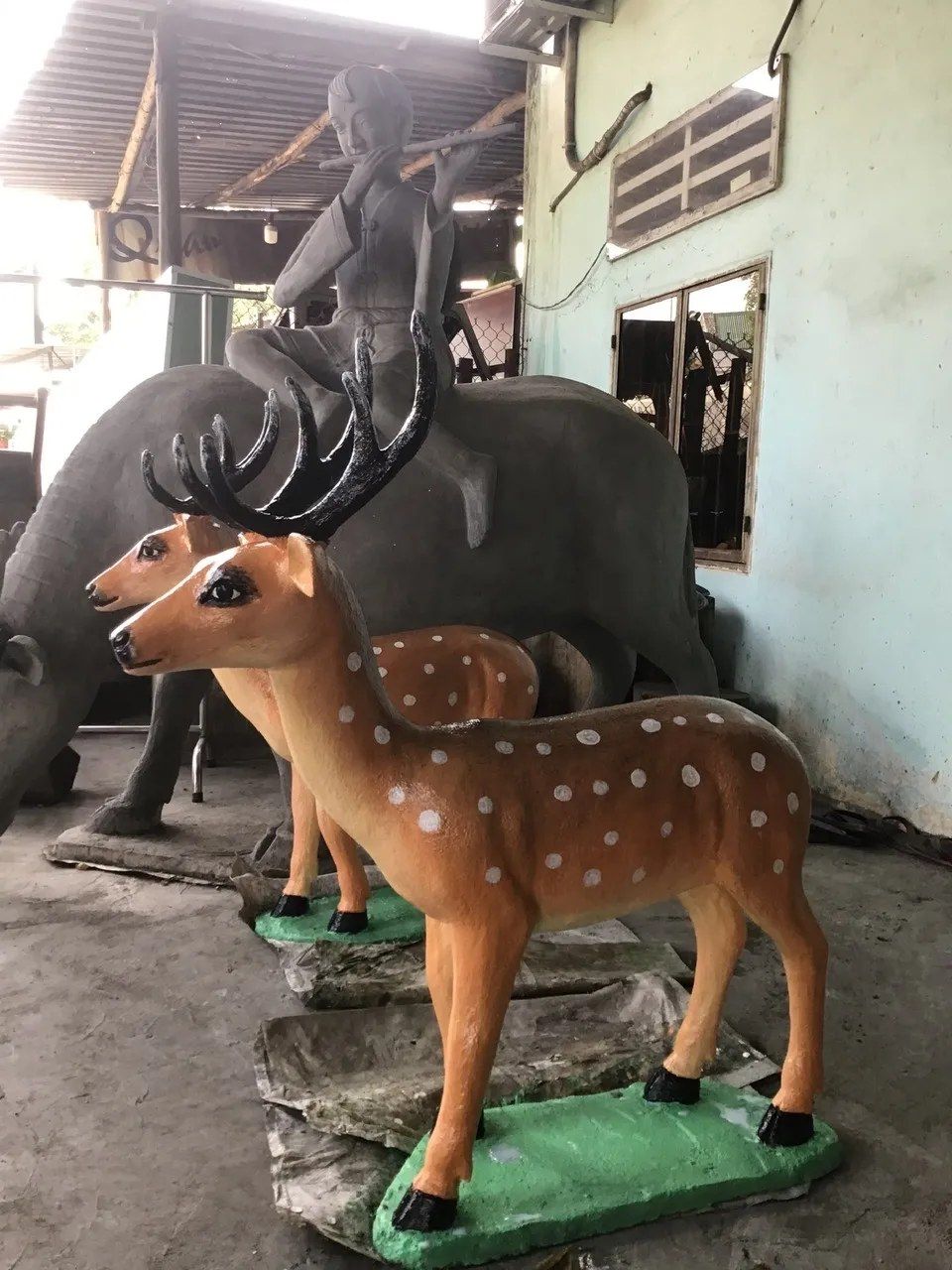 Xưởng Bình An thi công đa dạng sản phẩm tượng thú xi măng gồm tượng voi và tượng hươu