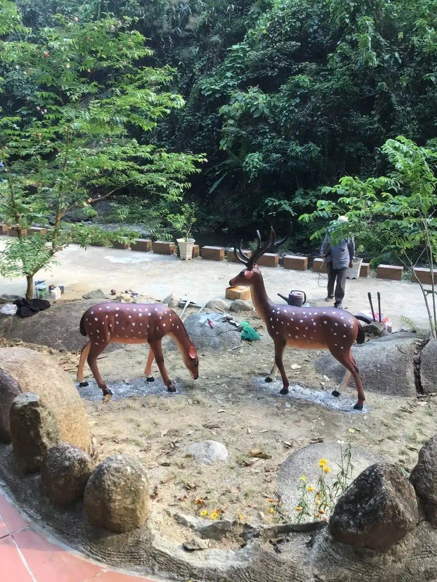 Xưởng sản xuất tượng thú xi măng của Bình An với nghệ nhân đang đắp cốt tượng