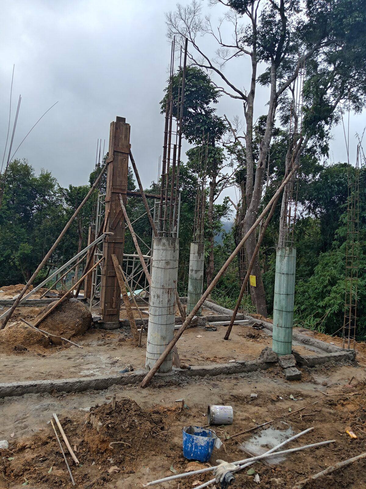 Dựng trụ bê tông cốt thép, tháng 11/2025