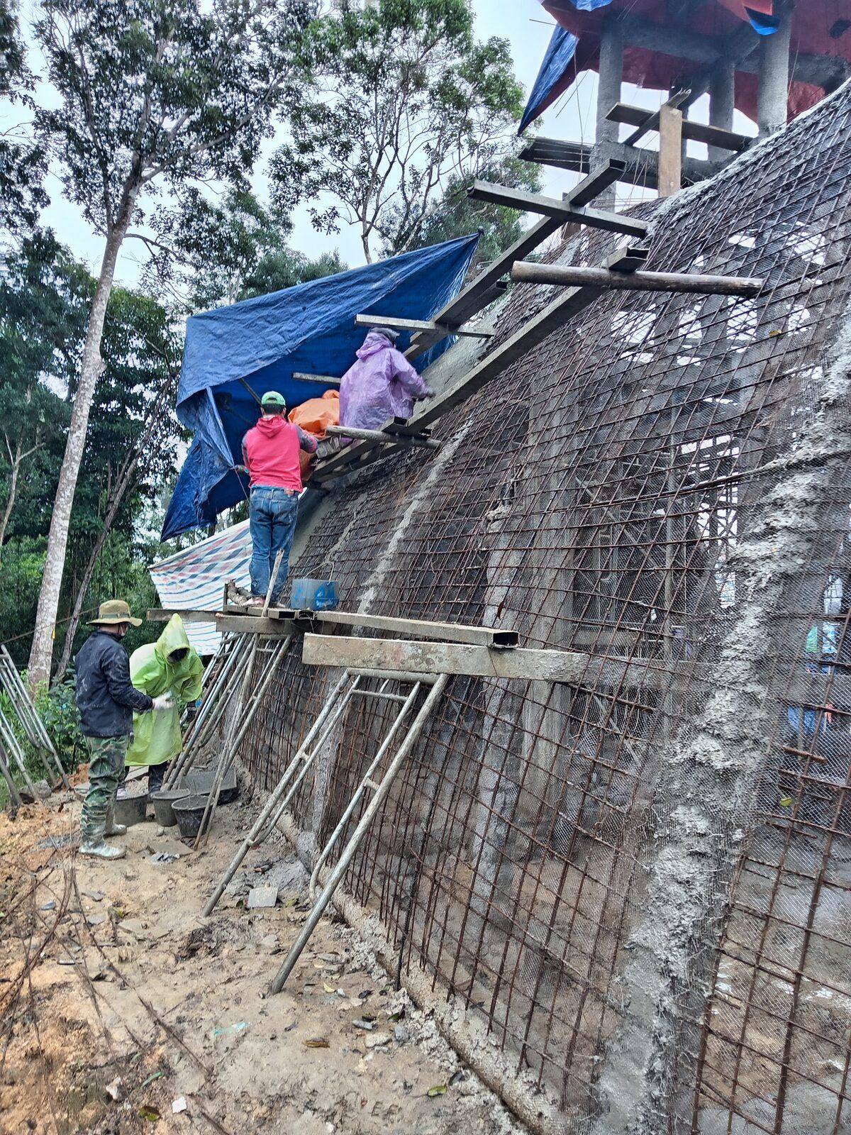 Dựng khung lưới sắt và đắp cốt xi măng, giữa tháng 12/2025