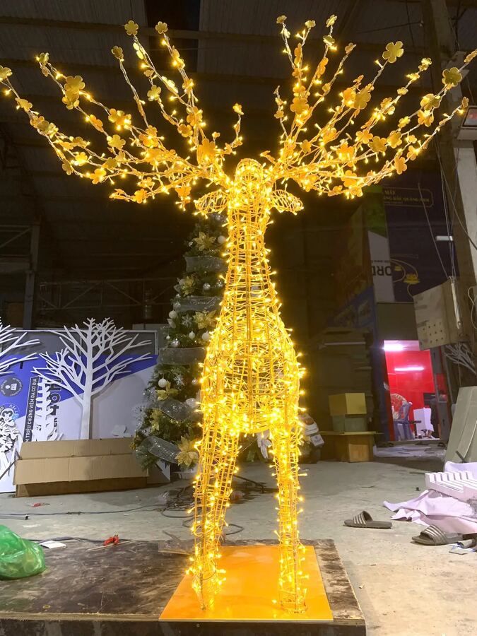 Khung đèn led hươu nai trang trí Giáng Sinh ánh sáng vàng ấm do xưởng Bình An chế tác
