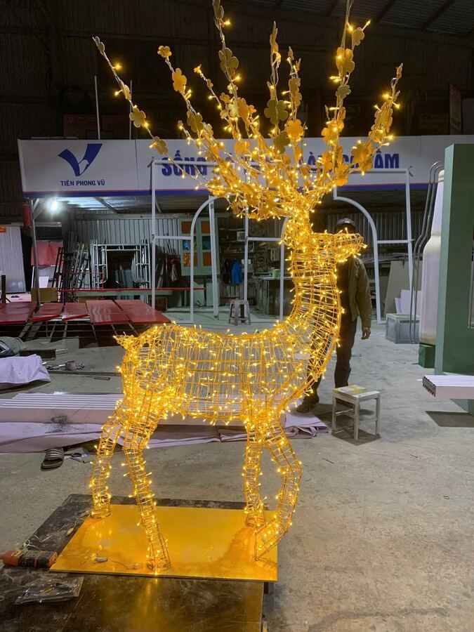 Khung đèn led hươu nai trang trí Giáng Sinh trưng bày tại hội chợ