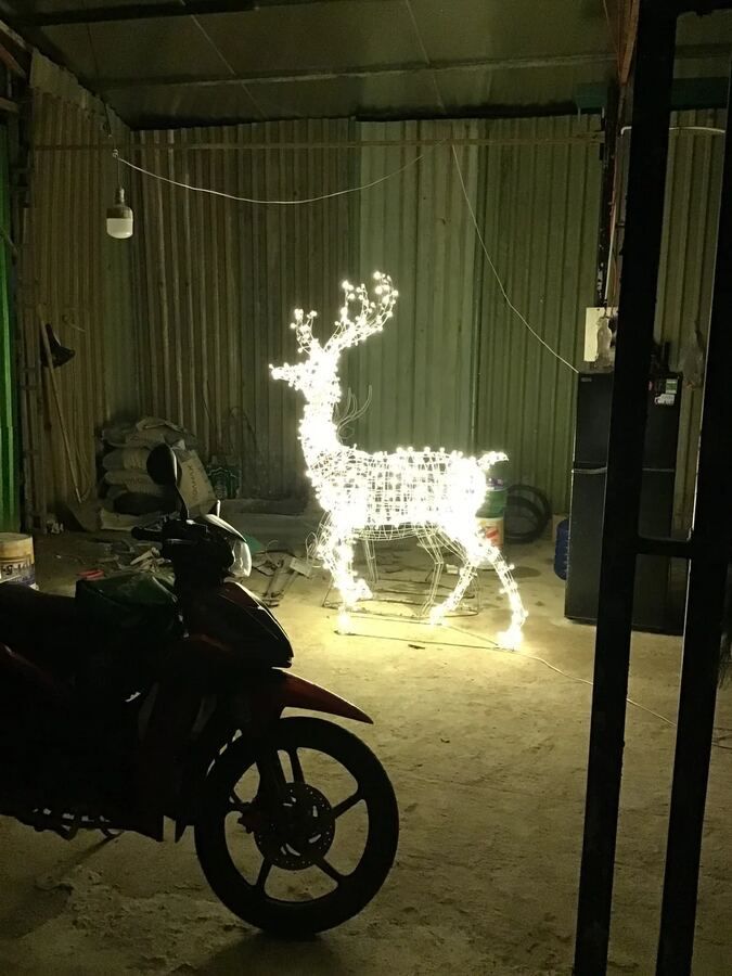 Uốn khung sắt tạo hình khung đèn led hươu nai đang thi công tại xưởng Bình An