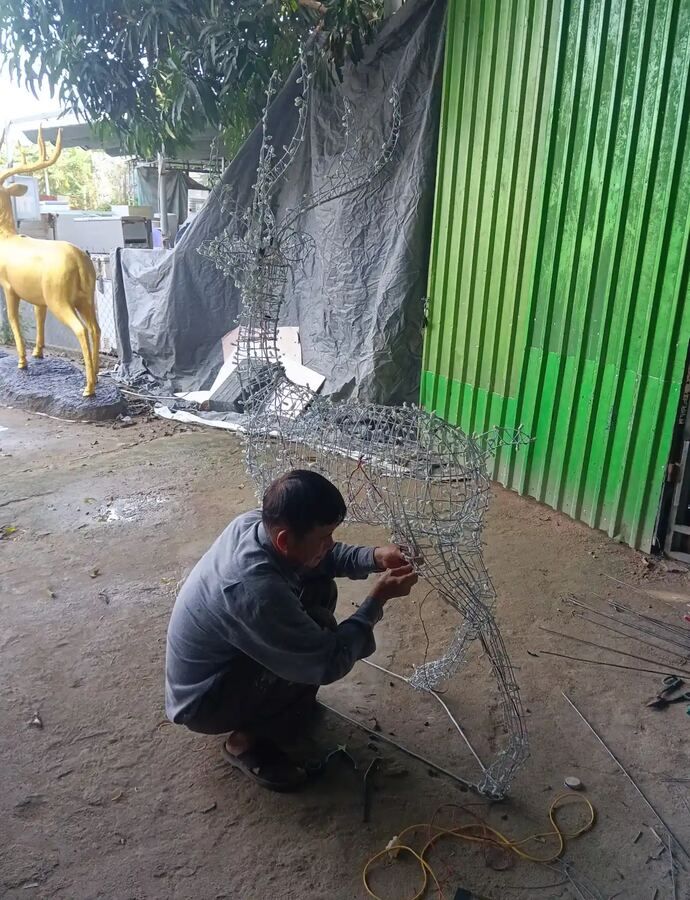 Nghệ nhân xưởng Bình An dựng khung đèn led hình hươu tại Đà Nẵng