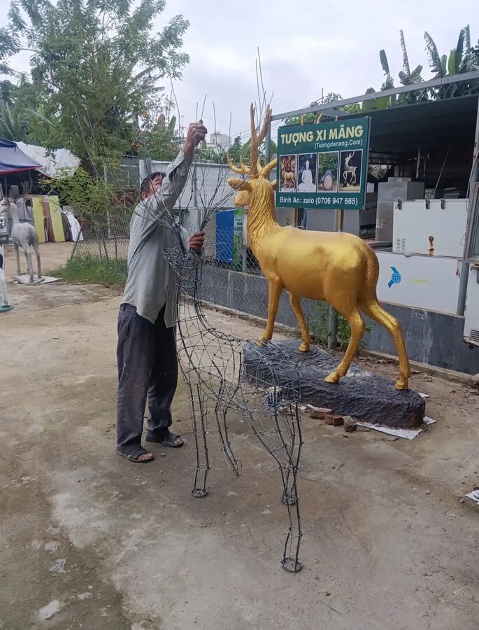 Mô hình đèn led hươu nai đối chiếu mẫu tượng thật tại xưởng Bình An Đà Nẵng
