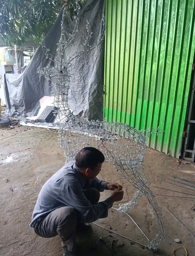 Gia công khung sắt đèn led hình hươu tại xưởng điêu khắc Bình An Đà Nẵng