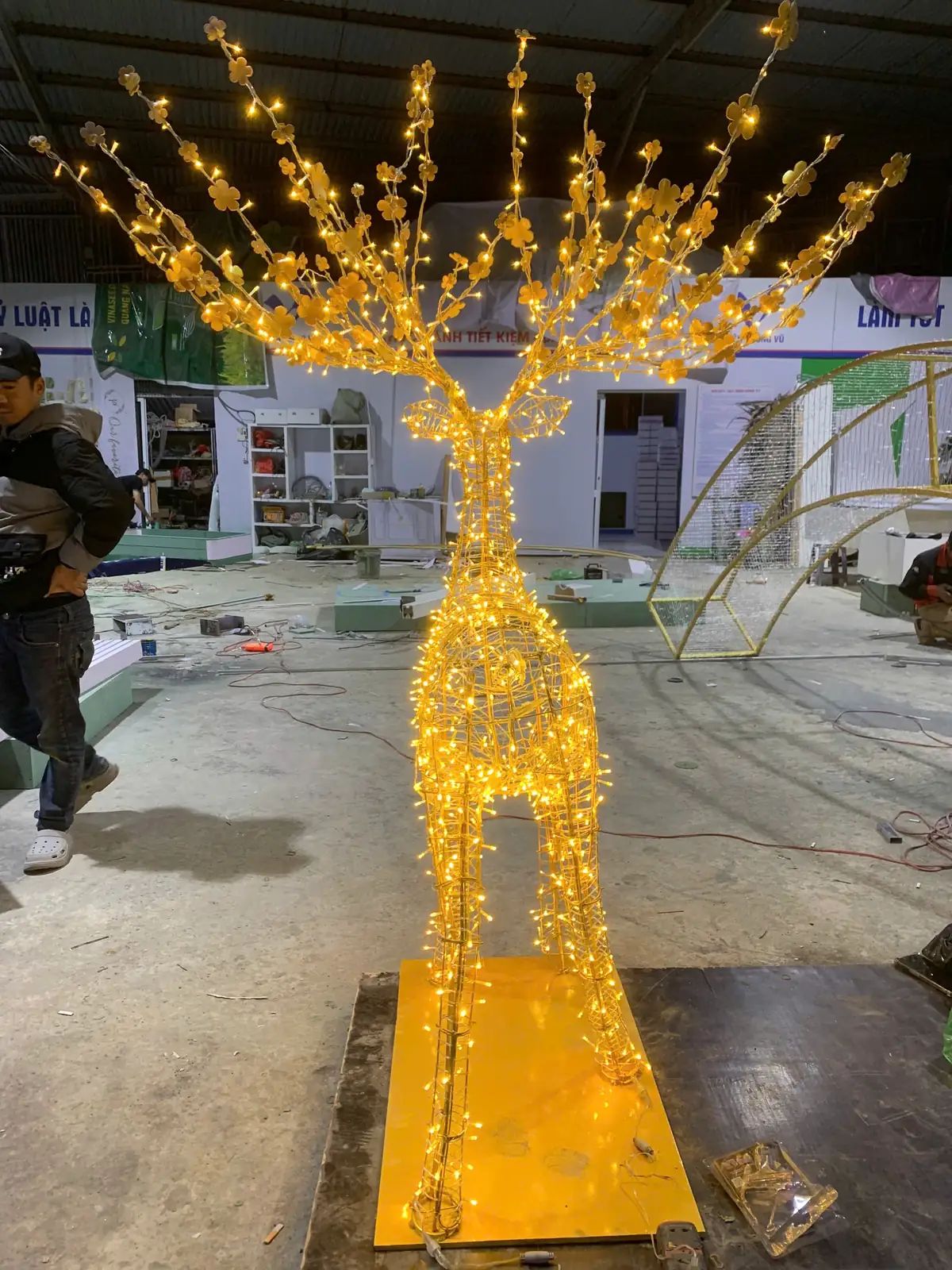 Mẫu tượng hươu đèn led đẹp tại Đà Nẵng bên cạnh hoa mai vàng do xưởng Bình An chế tác