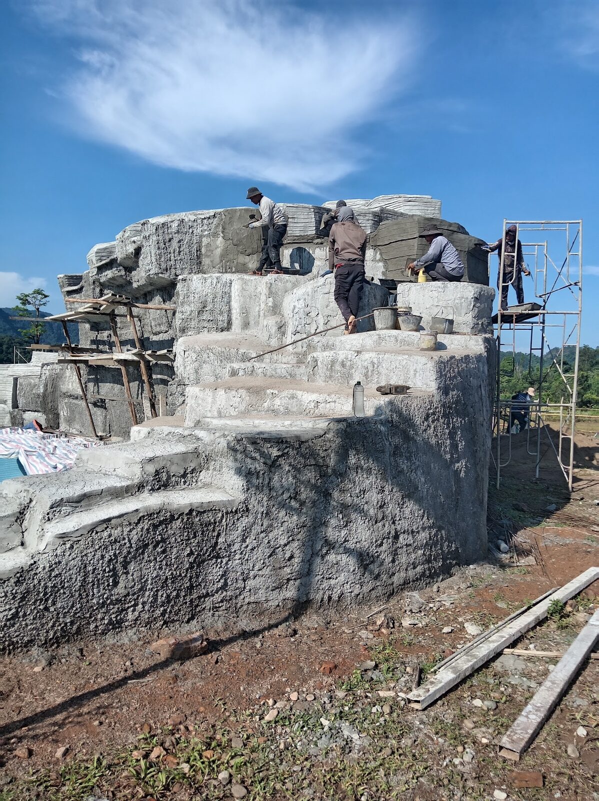 Đắp cốt xi măng bằng máy phun cho thác nước đá nhân tạo