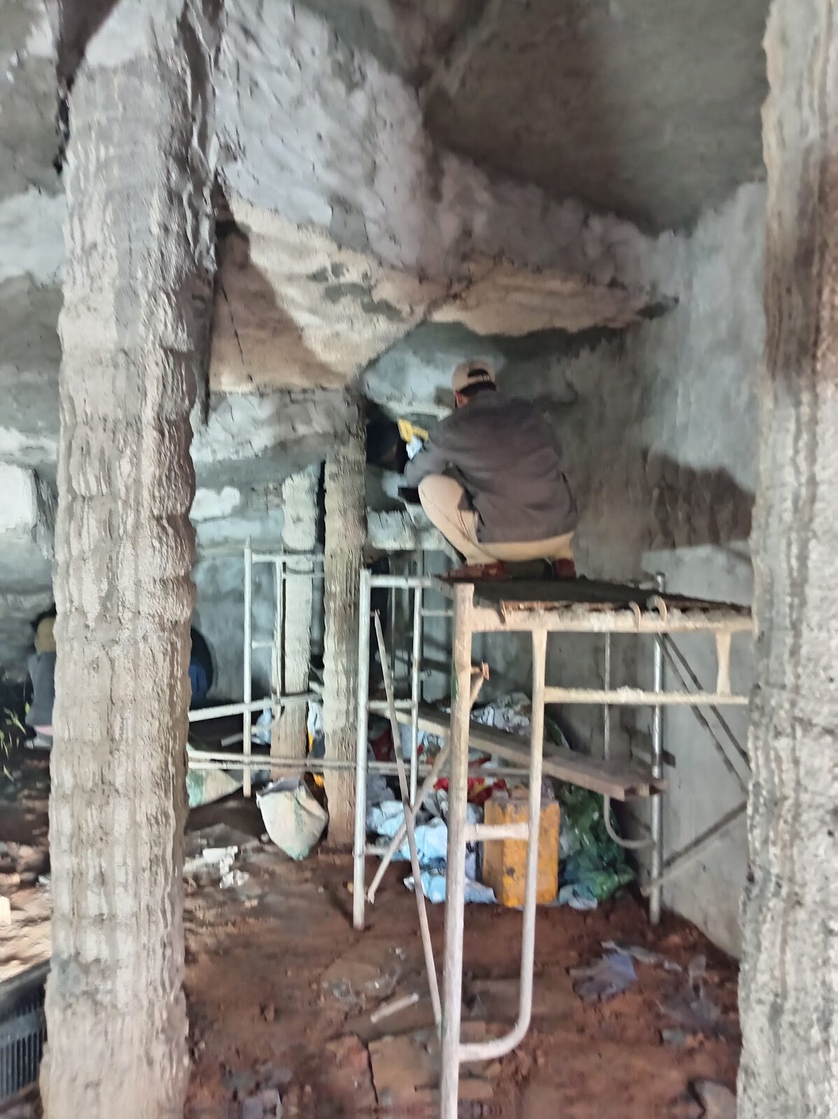 Kết cấu khung sắt nhìn từ bên trong thác nước