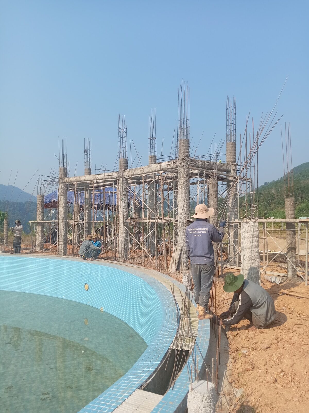 Khung sắt thác nước đá nhân tạo dựng cao dần
