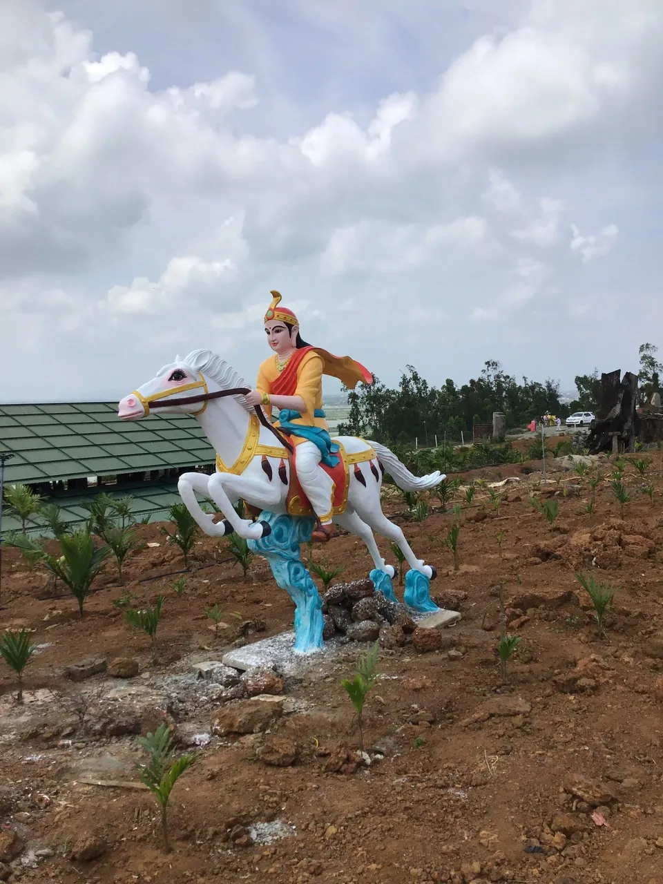 Tượng kỵ sĩ cưỡi ngựa xi măng sau khi lắp đặt hoàn chỉnh tại công trình Quảng Ngãi