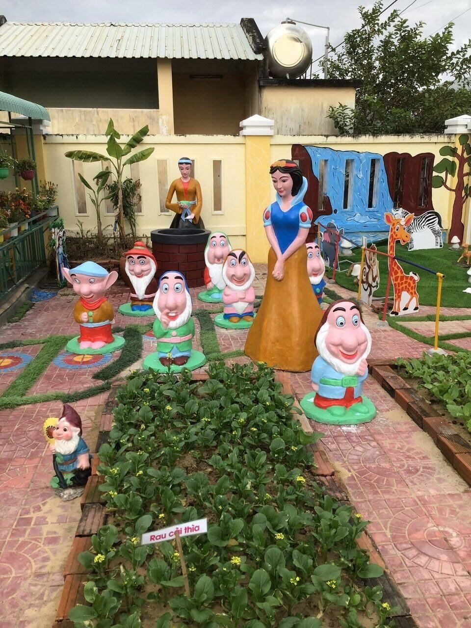 Bộ sưu tập tượng xi măng Bạch Tuyết, 7 chú lùn và hươu cao cổ hoàn thiện tại xưởng Bình An