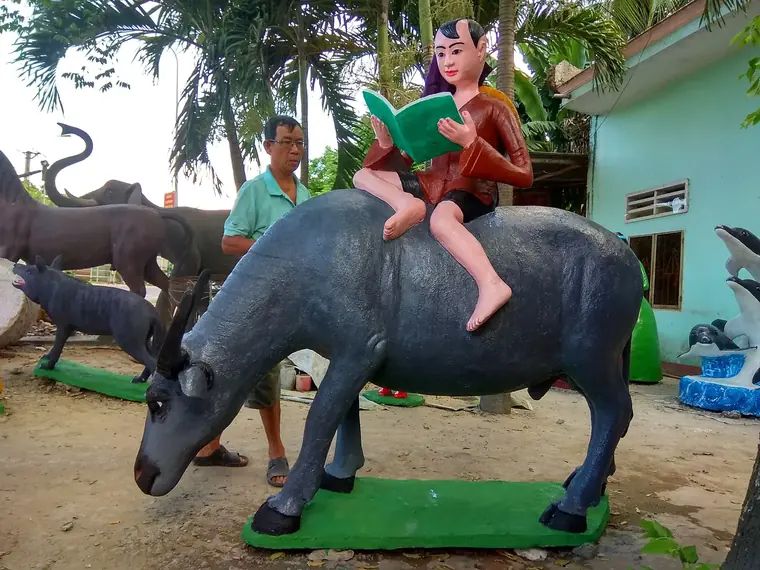Tượng trâu xi măng đắp tay trang trí sân vườn