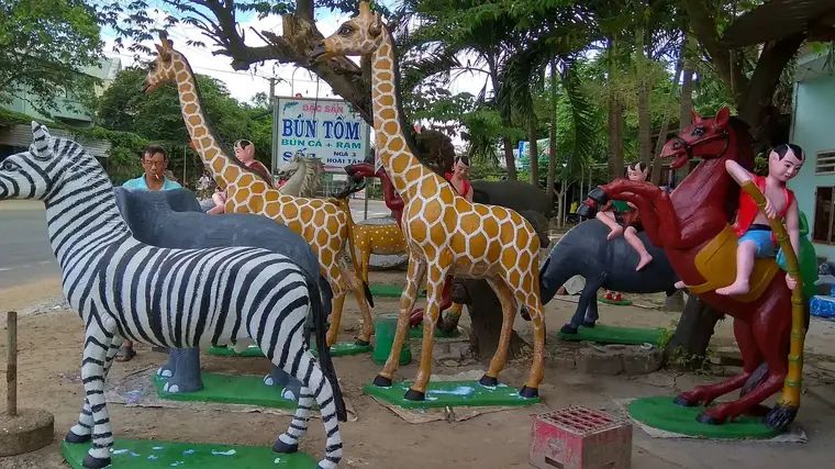 Tượng ngựa vằn và hươu cao cổ xi măng cùng khu công viên