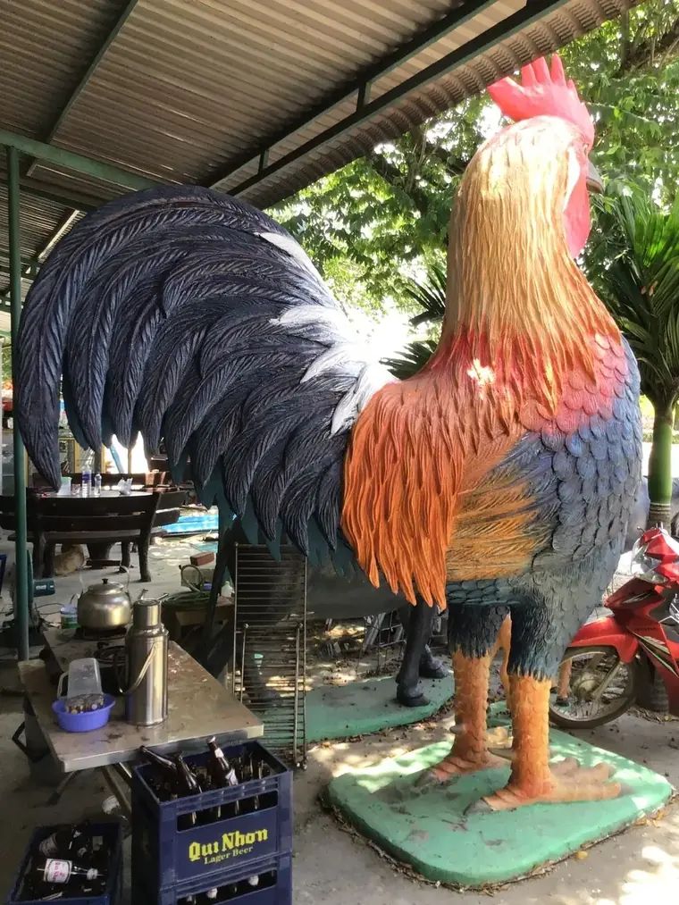 Tượng gà trống xi măng làm linh vật trang trí tại Đà Nẵng