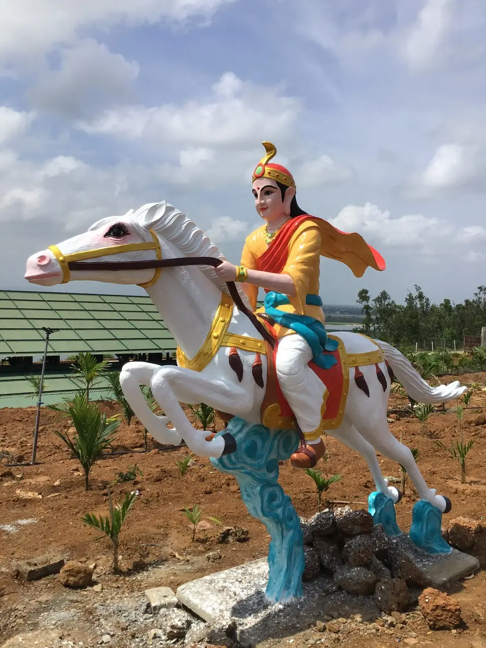 Tượng kỵ sĩ cưỡi ngựa xi măng cận cảnh tại Chùa Minh Đức Quảng Ngãi