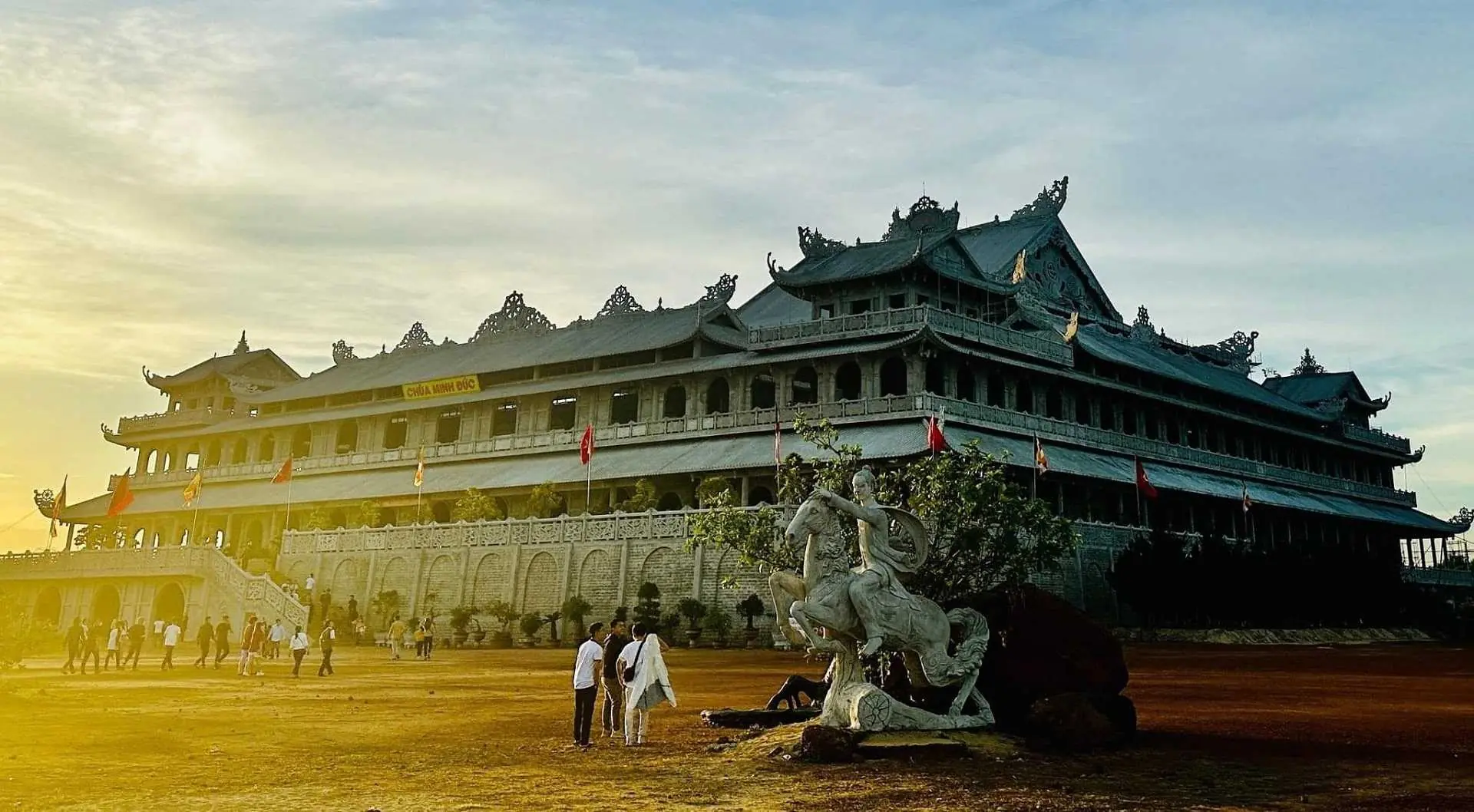 Khuôn viên Chùa Minh Đức Quảng Ngãi nơi Bình An thi công tượng Phật kích thước nhỏ
