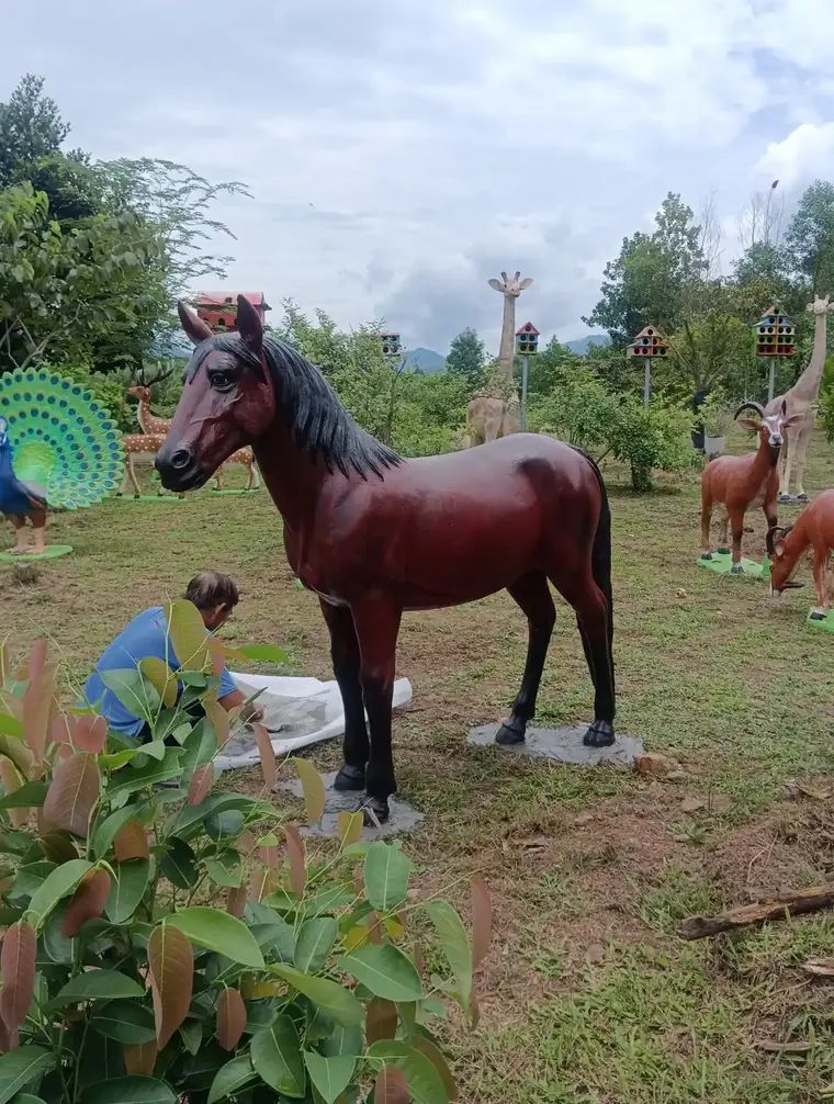 Tượng ngựa xi măng trang trí sân vườn biệt thự
