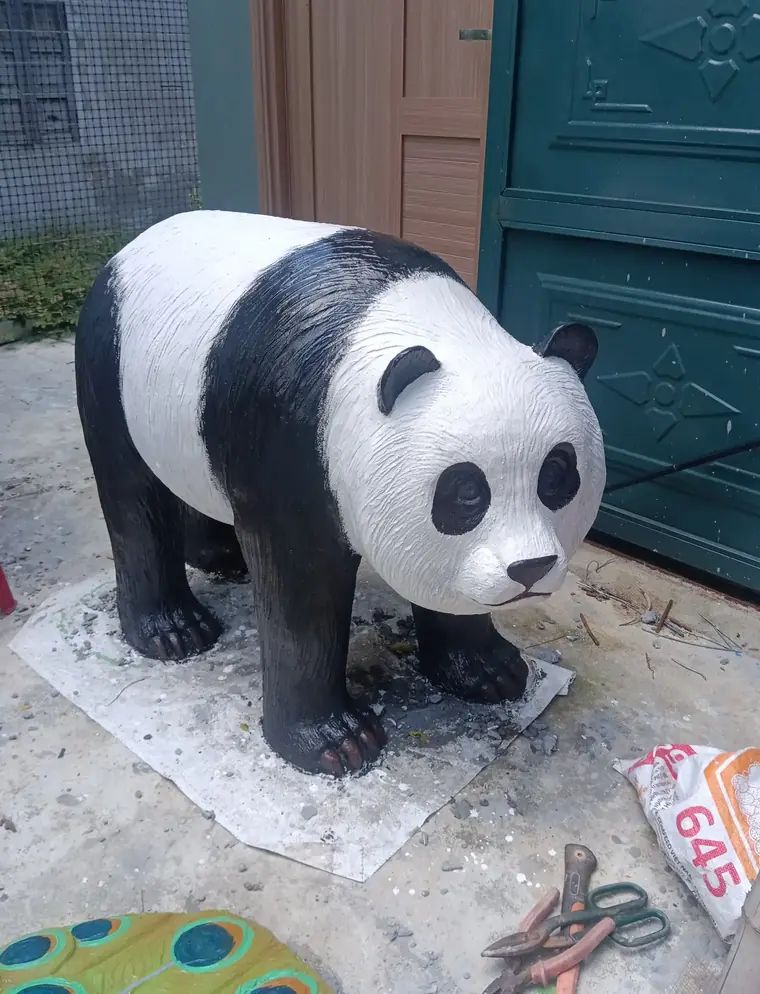 Tượng gấu trúc xi măng đắp tay chi tiết lông và tư thế