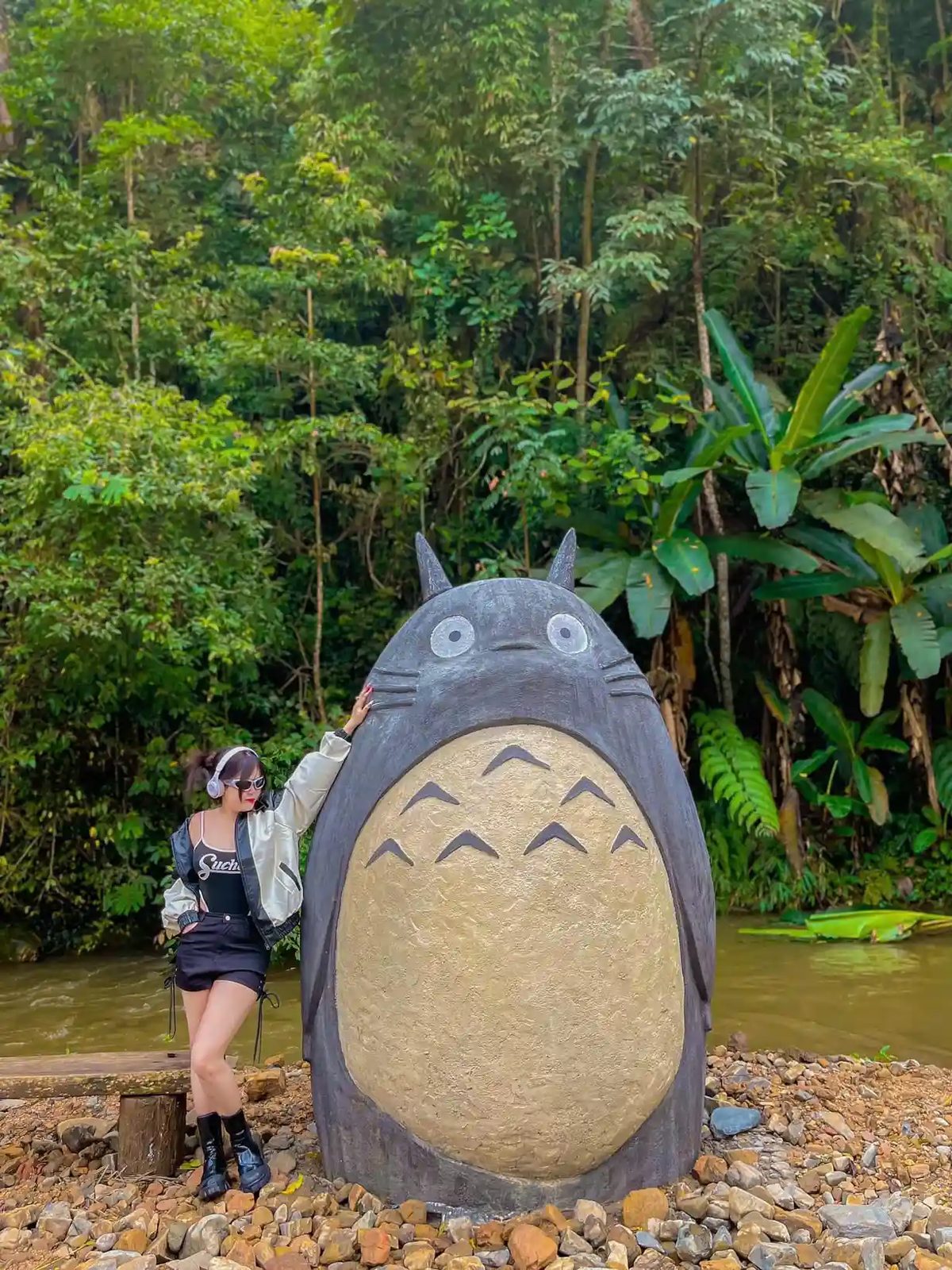 tuong totoro xi mang ben suoi