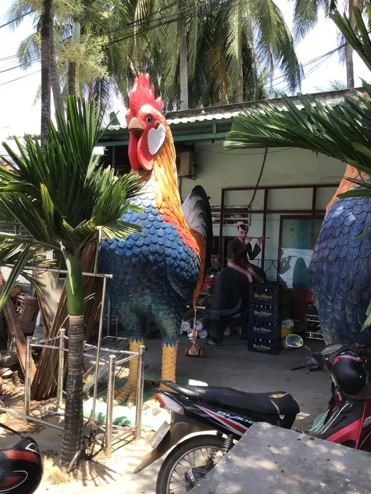 Tượng gà trống xi măng đang được đắp tại xưởng đúc Bình An