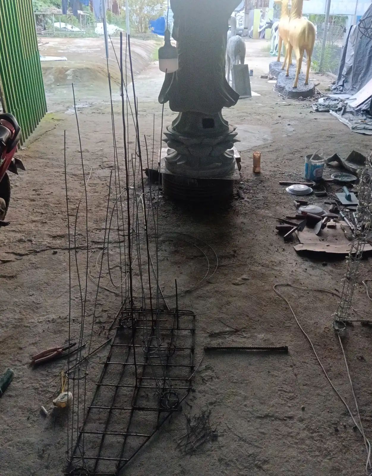 Thợ xưởng Bình An dán khung sắt mô hình đèn led hươu nai tại Đà Nẵng