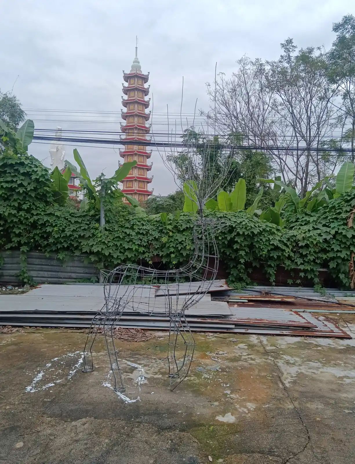 Xưởng điêu khắc Bình An gia công khung sắt mô hình đèn led hình hươu tại Đà Nẵng