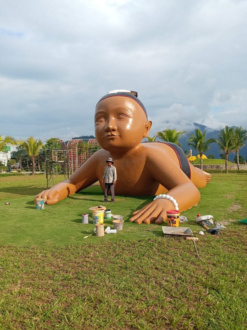 Tượng cậu bé Cơ Tu tại Cổng Trời Đông Giang